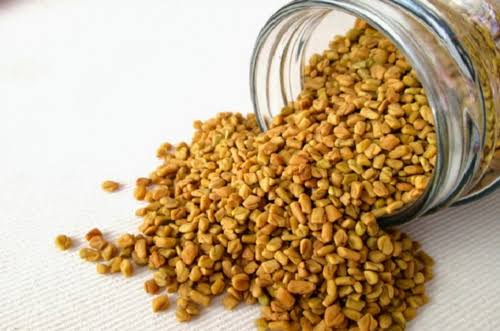 ಮನೆಯಲ್ಲಿ ನೈಸರ್ಗಿಕವಾಗಿ ತಲೆಹೊಟ್ಟು ತೊಡೆದುಹಾಕಲು ಸುಲಭ ಪರಿಹಾರಗಳು