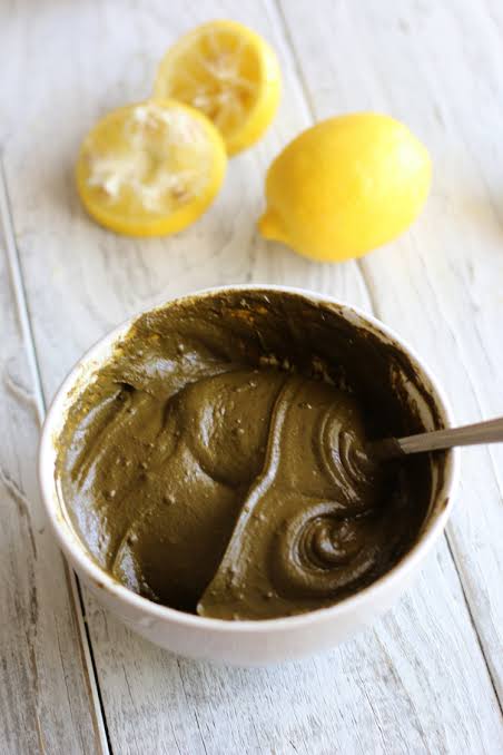 ಮನೆಯಲ್ಲಿ ನೈಸರ್ಗಿಕವಾಗಿ ತಲೆಹೊಟ್ಟು ತೊಡೆದುಹಾಕಲು ಸುಲಭ ಪರಿಹಾರಗಳು