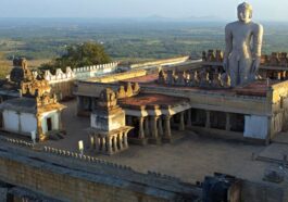 ವಿಂಧ್ಯಗಿರಿ ಮೇಲಿನ ಶ್ರವಣಬೆಳಗೊಳ ಗೊಮ್ಮಟೇಶ್ವರ