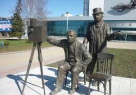 ಲುಮಿಯೇರ್ ಸಹೋದರರು ಮೊದಲ ಬಾರಿಗೆ ಚಲನಚಿತ್ರವನ್ನು ಸಾರ್ವಜನಿಕರಿಗೆ ಪ್ರದರ್ಶಿಸಿದರು