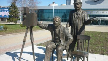 ಲುಮಿಯೇರ್ ಸಹೋದರರು ಮೊದಲ ಬಾರಿಗೆ ಚಲನಚಿತ್ರವನ್ನು ಸಾರ್ವಜನಿಕರಿಗೆ ಪ್ರದರ್ಶಿಸಿದರು