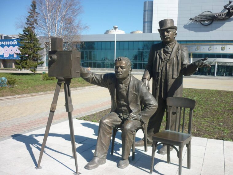 ಡಿಸೆಂಬರ್ 28 ರಂದು ಫ್ರಾನ್ಸ್ನ ಲುಮಿಯೇರ್ ಸಹೋದರರು ಮೊದಲ ಬಾರಿಗೆ ಚಲನಚಿತ್ರವನ್ನು ಸಾರ್ವಜನಿಕರಿಗೆ ಪ್ರದರ್ಶಿಸಿದರು 1 ಲುಮಿಯೇರ್ ಸಹೋದರರು ಮೊದಲ ಬಾರಿಗೆ ಚಲನಚಿತ್ರವನ್ನು ಸಾರ್ವಜನಿಕರಿಗೆ ಪ್ರದರ್ಶಿಸಿದರು